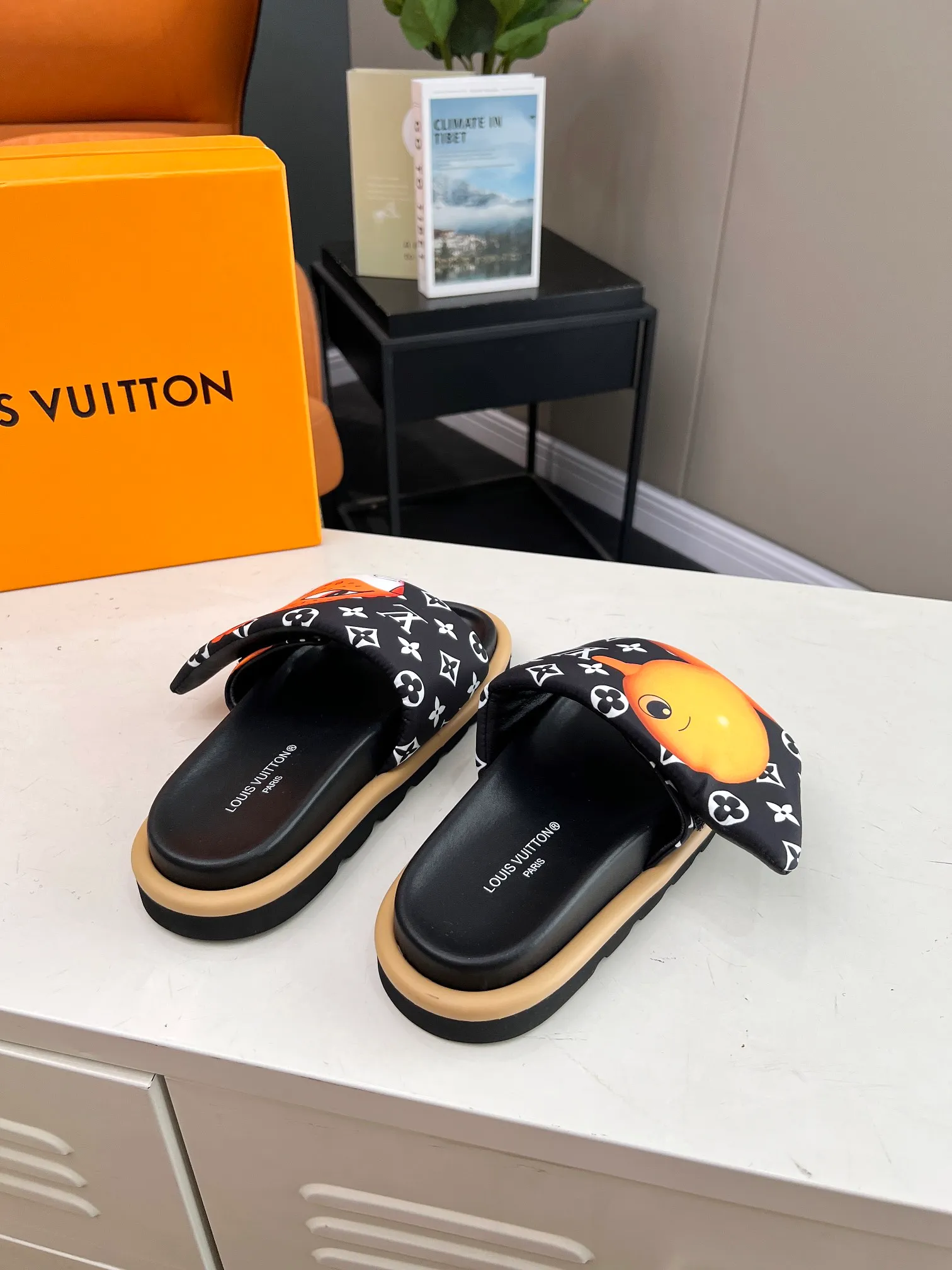 👟👟Ex-factory price 360👟👟 lv donkey brand l home 2024 hot style embossed logo embossed sandals This ol low comfort flat sandals are made of technical fabrics and use high-frequency embossing technology to reinterpret the monogram pattern. Soft padded upper with adjustable Velcro, comfortable and tough insole adds harmonious color ▪️Fabric: Original customized technical fabric ▪️Lining: soft sheepskin lining ▪️Sole: Original open-molded rubber foam outsole Color: .yellow.black▪️
